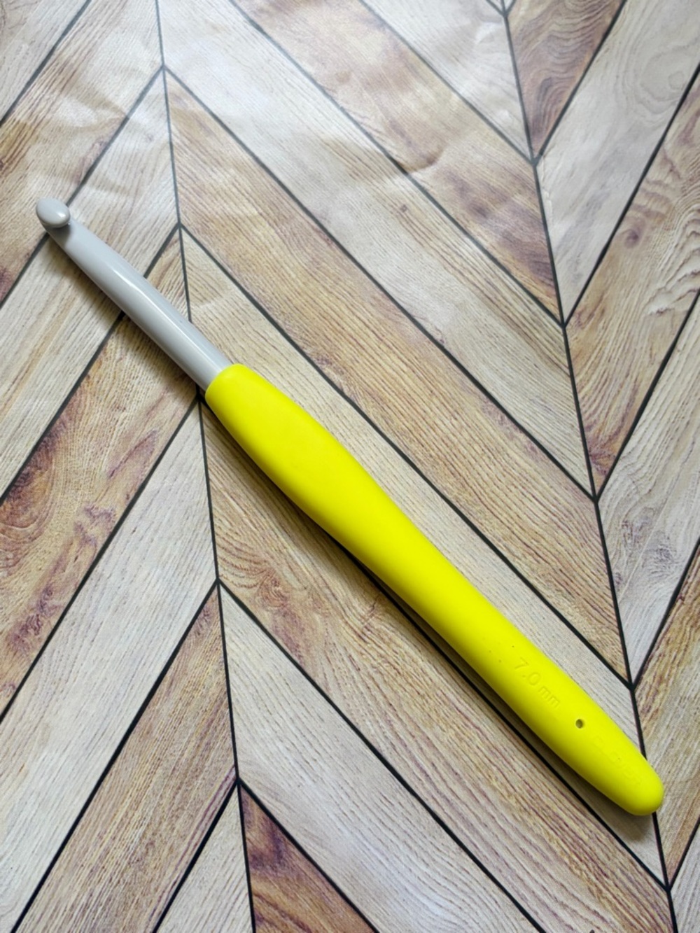Clover Amour Ergonomic 7.0 mm Yellow Handle Crochet Hook